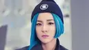 Sementara di music video ‘Come Back Home’, Dara tampil nyentrik dengan potongan rambut pendek di salah satu sisi berwarna biru menyala. (Twitter/junkyukoala4).
