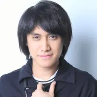 Kevin Aprilio dikenal sebagai musisi yang melahirkan lagu-lagu romantis. Tak takut disebut playboy, Kevin tahu bagaimana cara membuat wanita bahagia. 