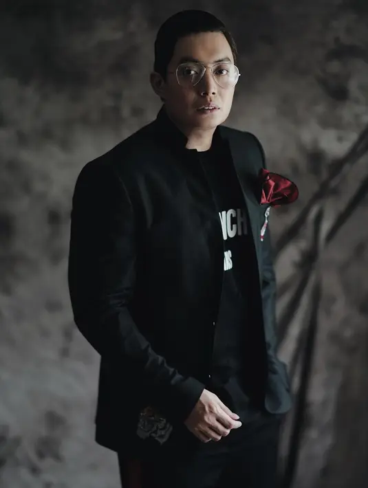 Sekitar setahun pemeran film The Wedding & Bebek Betutu itu menjalin kasih dengan perempuan tersebut. Pria 32 tahun itu mengaku perkenalannya saat melakukan perjalanan ke israel. (Instagram/edrictjandra)