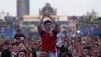 Suporter Inggris memadati fan zone Kota Paris pada Senin (27/6/2016). Hal itu merupakan momen terakhir para pendukung The Three Lions pada ajang Piala Eropa 2016, karena Inggris disingkirkan oleh Islandia. (Bola.com/Vtalis Yogi Trisna)