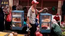 Seorang pedagang makanan kaki lima berjalan di sebuah pasar, Bogor, Jawa Barat pada 13 Februari 2025. (Yasuyoshi CHIBA/AFP)