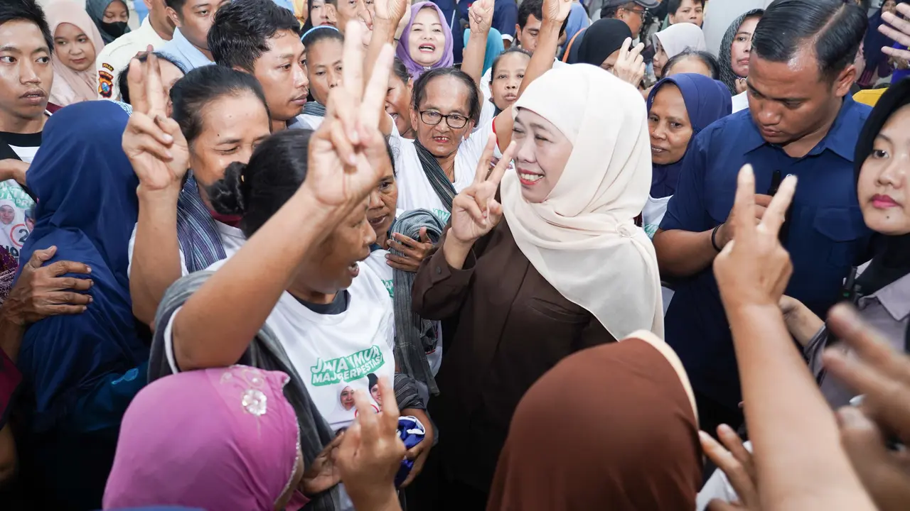 Calon Gubernur nomor urut 2 Khofifah Indar Parawansa saat blusukan ke Pasar Ponorogo, Jatim.