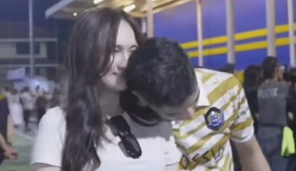 <p>Al Ghazali juga tampak mengusapkan kepalanya di pipi Laura saat sedang foto. Tak ayal, keringat di kepala Al pun menempel di wajah Laura. [Foto: instagram.com/al.laura.official]</p>