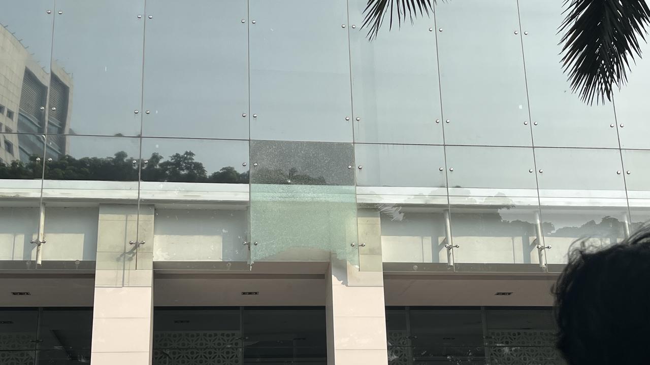 Heboh, Kaca Kantor BGN Tiba-Tiba Pecah