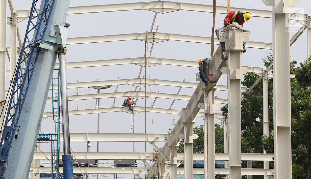 Pekerja menyelesaikan proyek pembangunan Jembatan Penyeberangan Multiguna atau Skybridge di Tanah Abang, Jakarta, Jumat (24/8). Proses pembangunan skybridge memasuk tahap pemasangan rangka bangunan. (Liputan6.com/Immanuel Antonius)