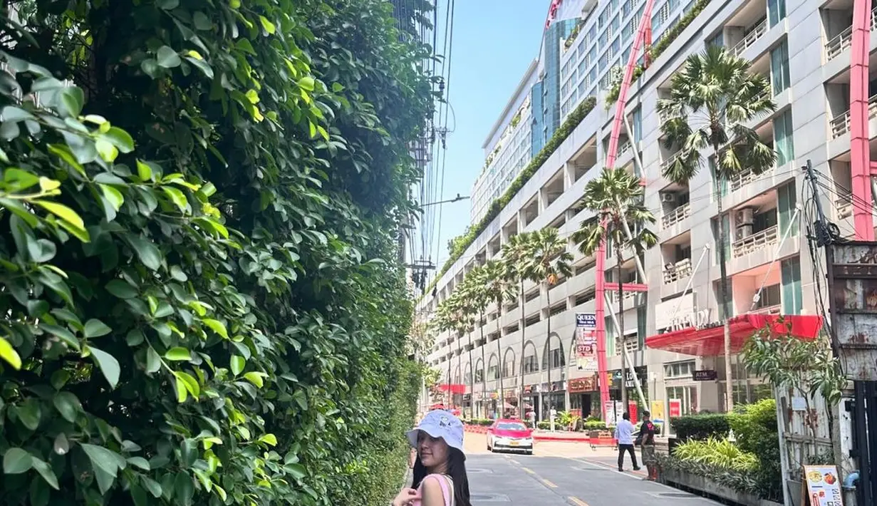 Eca Aura tampil chic pakai tank top putih yang ia padukan dengan midi skirt biru, topi ungu lembut, tas pink, dan sandal hitam. [Foto: Instagram/elsaajapasal]