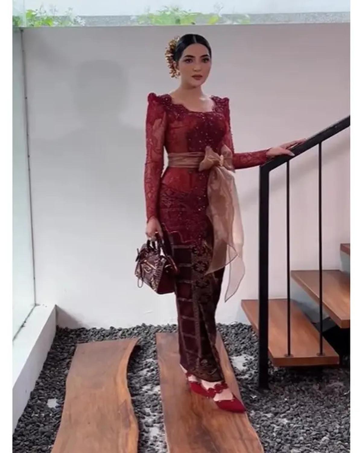 6 Potret Keluarga Hermansyah di Nikahan Kakak Sarah Menzel, Kompak Berbusana Adat Bali