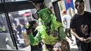 Seorang cosplayer menggenakan kostum belalang saat menghadiri International Comic Con di Kyalami Race Course, Johannesburg, Afrika Selatan (14/9). Comic Con digelar pada tahun 1970. (AFP Photo/Marco Longari)