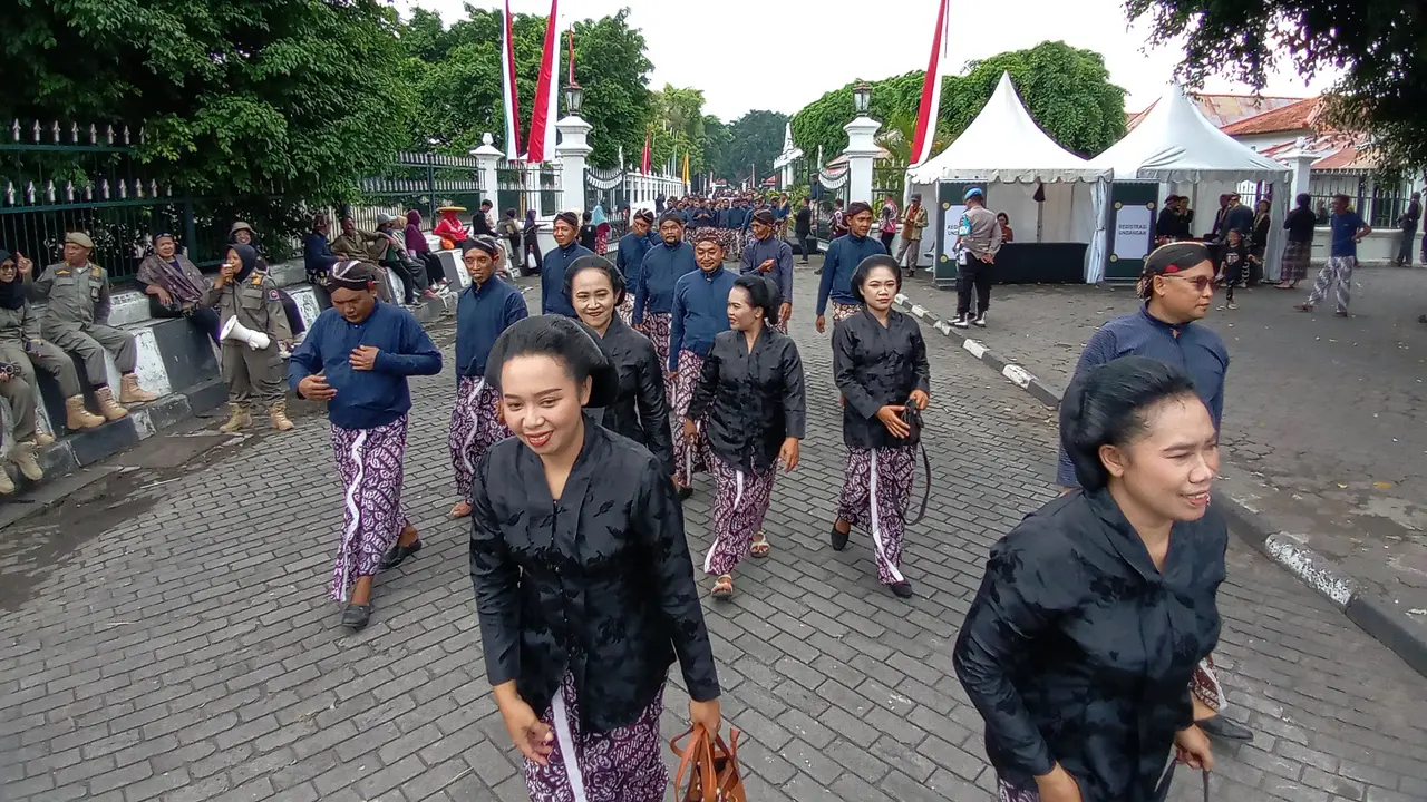 Sultan Hamengku Buwono X Berdiri 3 Jam Sambut 12 Ribu Warga di Hari Ulang Tahunnya