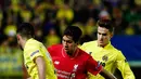 Penyerang Liverpool, Roberto Firmino (tengah) berusaha melewati dua pemain Villarreal pada leg pertama liga Europa di stadion El Madrigal, Spanyol, (28/4). Villarreal menang atas Liverpool dengan skor 1-0. (AFP PHOTO / Biel Alino)
