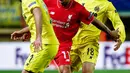 Penyerang Liverpool, Roberto Firmino (tengah) berusaha melewati dua pemain Villarreal pada leg pertama liga Europa di stadion El Madrigal, Spanyol, (28/4). Villarreal menang atas Liverpool dengan skor 1-0. (AFP PHOTO / Biel Alino)