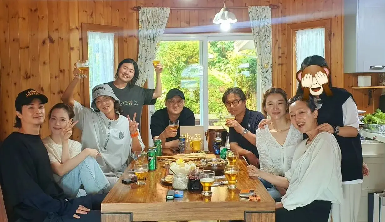Istri detektif Cha Ji Won (Moon Chae Won) mulai curiga bahwa dia mungkin seorang pembunuh berantai, dan pasangan itu akhirnya dipaksa untuk menghadapi kebenaran kelam yang tidak pernah ingin mereka hadapi. (Foto: Instagram/ _heejinj)