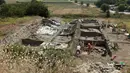 Arkeolog menggali sebuah pemukiman kuno di di desa Yunatsite , Bulgaria , 8 Agustus 2016. Artefak emas tertua tersebut diduga berumur 4,500-4,600 SM. (REUTERS/Dimitar Kyosemarliev)