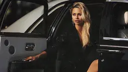 Victoria Bonya berpose di dalam mobil saat sesi pemotretan. Model berusia 37 tahun ini ditahan di bandara Los Angeles. (Instagram/ victoriabonya)