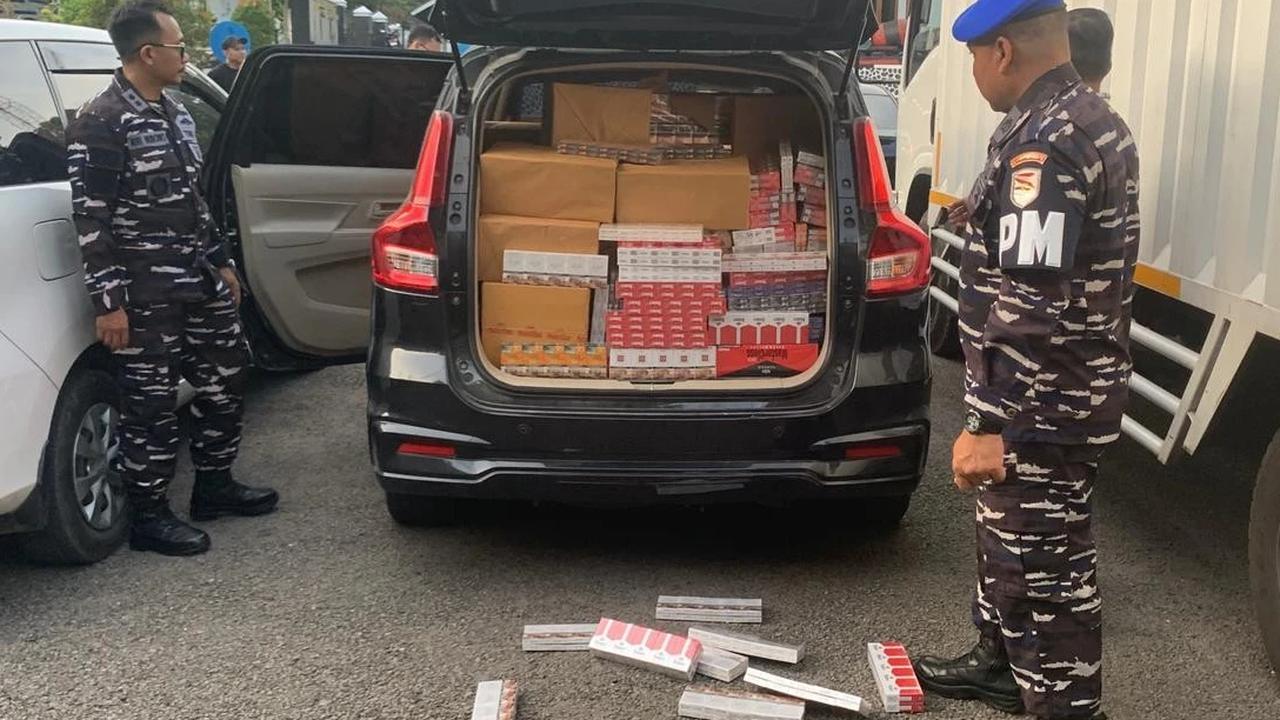 TNI AL Gagalkan Penyelundupan Ratusan Bal Rokok Ilegal di Madura