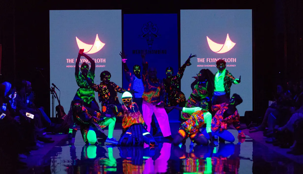 Pada pergelaran pembukaannya, Merdi mempersembahkan dua kategori koleksi istimewa: busana glow in the dark dan busana tradisional, seperti kebaya. [Dok/Merdi Sihombing].