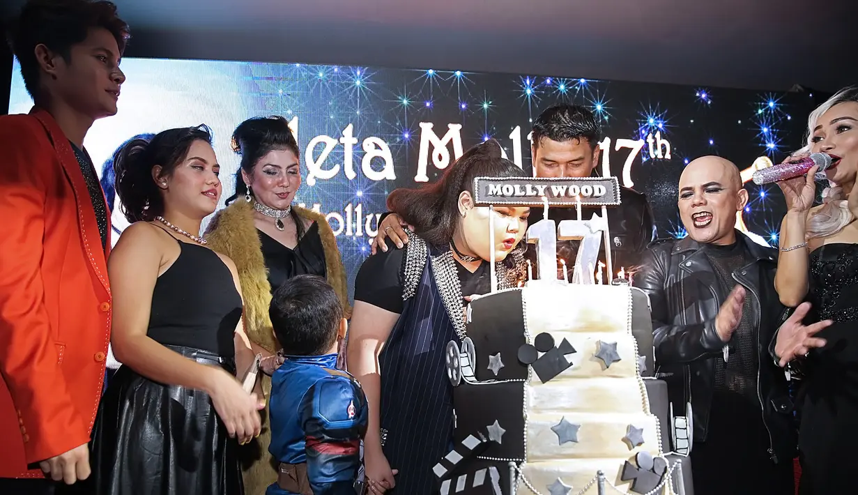 "Ini memang konsep ulang tahun yang aku rancang dibantu dengan mamah. Aku memang suka sekali dengan karakter film Hollywood,” tutur Aleta Molly saat ditemui di kawasan Thamrin, Jakarta Pusat. (Bambang E.Ros/Bintang.com)