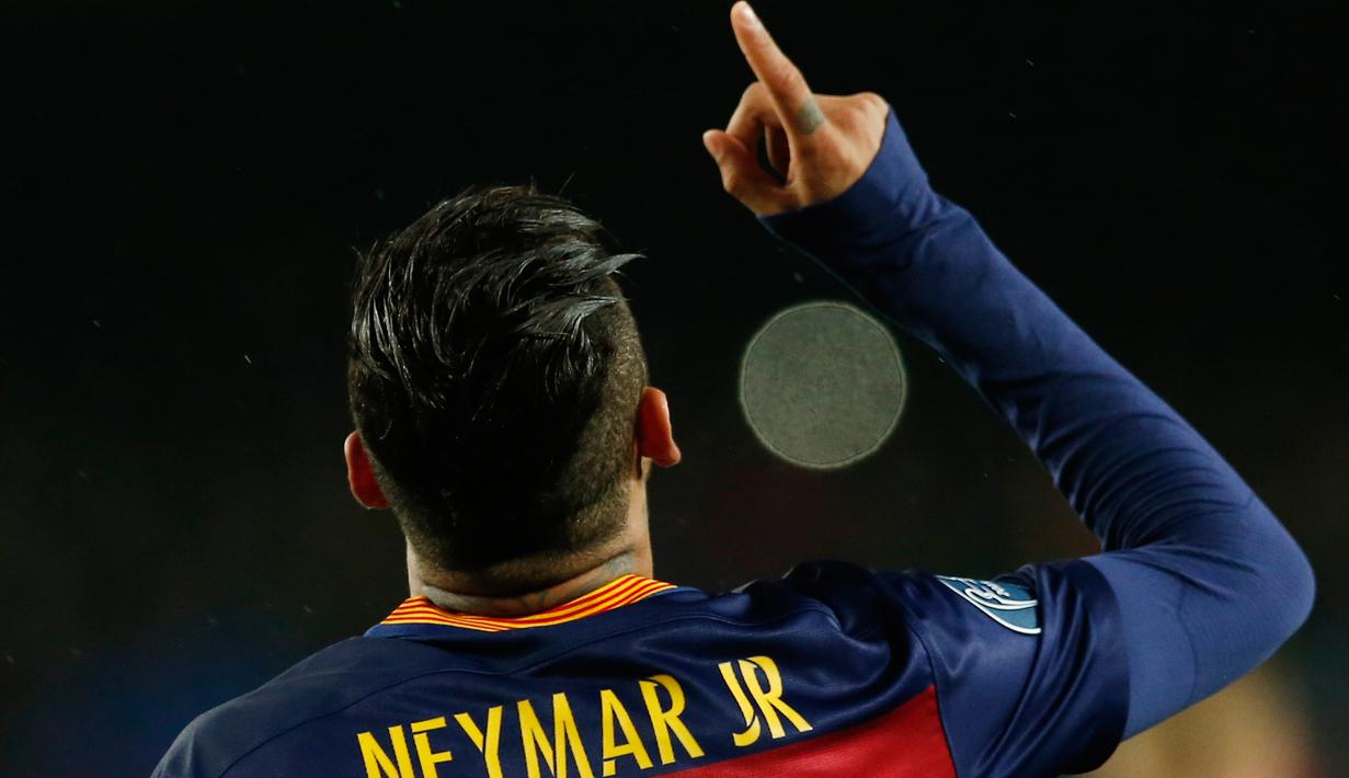 Penyerang Barcelona, Neymar melakukan selebrasi usai mencetak gol kegawang Arsenal pada leg kedua 16 besar liga champions di stadion Nou Camp, Spanyol (17/3). Barcelona menang atas Arsenal dengan skor 3-1. (Reuters/Albert Gea)