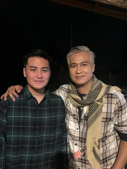 Tidak sedikit netizen menyebut penampilan Rafi mirip dengan sang ayah, Adjie Pangestu. Beberapa kemiripannya di antaranya pada bagian pelipis, alis, dan mata. [Instagram/adjiepangestu]