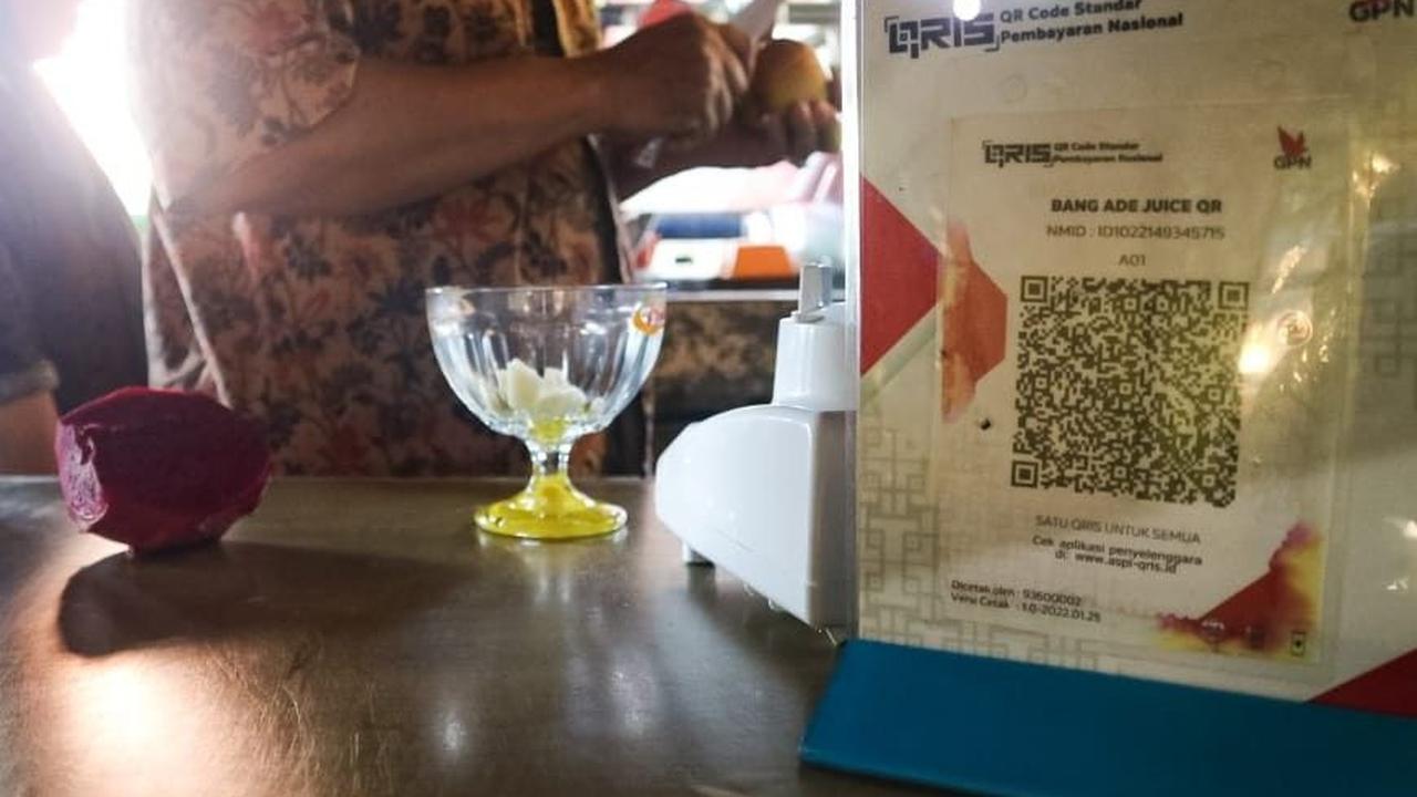 Mang Ade memutuskan memakai QRIS BRI untuk usahanya sejak lima tahun lalu. Dia ditawari pihak BRI untuk memasang QRIS untuk bisnis jus miliknya.