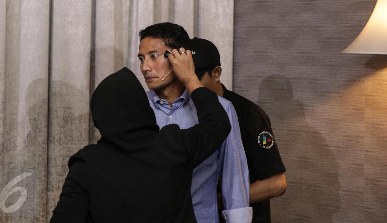Calon Wakil Gubernur DKI Jakarta no 3, Sandiaga Uno saat dirias dibelakang panggung sebelum debat terakhir Pilgub DKI Jakarta di Hotel Bidakara, Jakarta, Rabu (12/4). (Liputan6.com/Faizal Fanani)