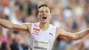 Pelari Norwegia Karsten Warholm melakukan selebrasi usai memenangkan ajang Diamond League di Oslo, Norwegia, Kamis (1/7/2021). Karsten Warholm memecahkan rekor dunia lari gawang 400 meter putra dengan torehan waktu 46,70 detik. (Fredrik Hagen, NTB via AP)