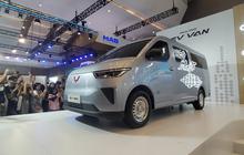 Wuling meluncurkan kendaraan niaga listrik, EV Van, di ajang PEVS 2025