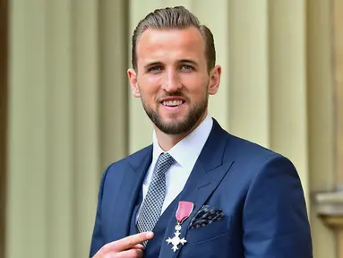 Penyerang Tottenham Hotspur sekaligus kapten Timnas Inggris, Harry Kane mendapatkan gelar MBE (Member of the Order of the British Empire) atas perannya membawa The Three Lions ke semifinal Piala Dunia 2018 di Rusia. Ia dianggap berjasa mengangkat kembali pamor Timnas Inggris. (AFP/Pool/Victoria Jones)