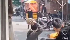 Sebuah video yang memperlihatkan aksi koboi maling motor menodongkan pistol saat hendak ditangkap warga viral di media sosial. Peristiwa ini terjadi di kawasan Rawa Bacang, Pondok Melati, Kota Bekasi. (Foto: Istimewa)