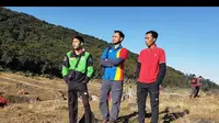Bagus Rahmat Riadi mendaki Gunung Gede dengan mengenakan seragam karyawan minimarket. (dok. Instagram @bagusrahmatriadi/ https://www.instagram.com/p/CEyB1n7jGeK/?igshid=ago40wo2dnjn/Brigitta Valencia Bellion)