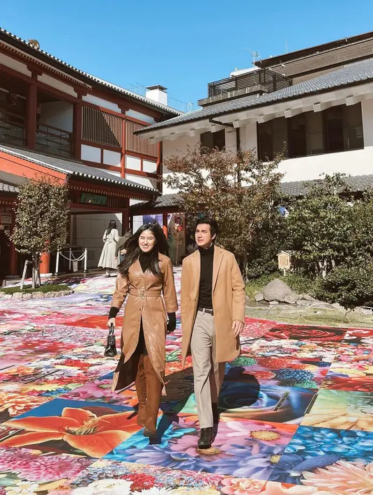 Ochi mengenakan leather long coat dan high tight boots dipadukan dengan long john hitam [instagram/ochi24]