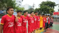 Peserta menyanyikan lagu kebangsaan Indonesia Raya menjelang League of Change (LoC) di Surabaya pada 30 April 2017, yang menjadi ajang seleksi Timnas Indonesia ke Homeless World Cup (HWC) 2017 (Istimewa)