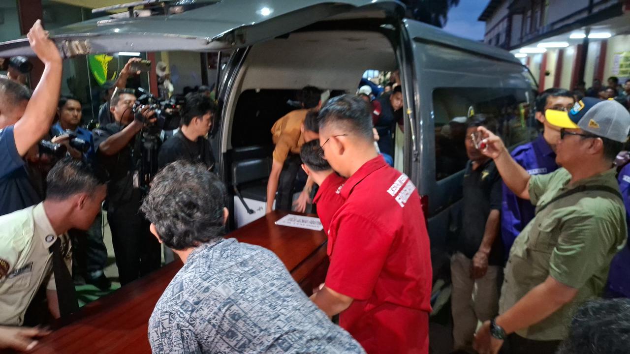Momen Tangisan Keluarga Pecah hingga Hampir Pingsan saat Penyerahan Jenazah Korban Tragedi Bekasi