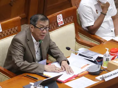 Menkumham Yasonna Laoly saat rapat dengan Komisi III DPR RI di Senayan, Jakarta, Rabu (17/3/2021). Yasonna memaparkan sejumlah masalah dwi kewarganegaraan Riwu Kore yang menikah dengan warga negara Amerika Serikat dan memiliki anak yang juga tentara di negeri Paman Sam. (Liputan6.com/Angga Yuniar)