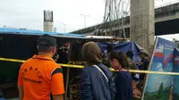 Petugas Inafis Polres Jakarta Timur tiba di lokasi ambruknya tiang Tol Becakayu. (Liputan6.com/Nanda Perdana Putra)