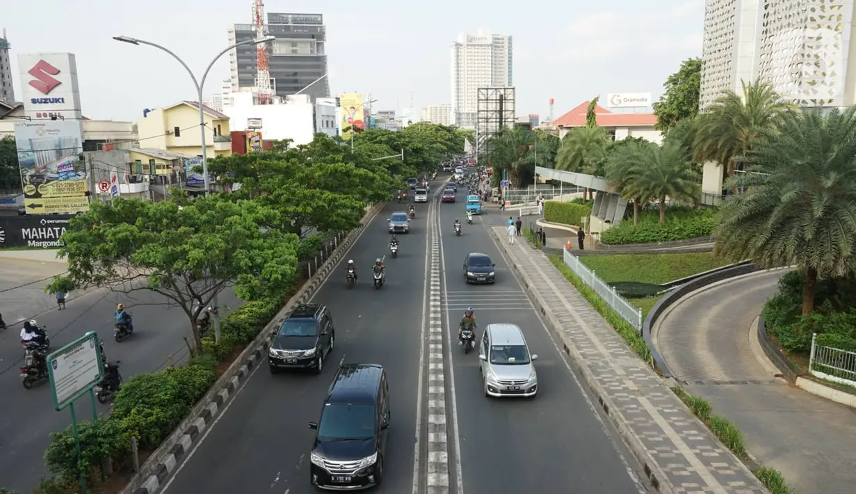Kendaraan melintas di Jalan Margonda Raya, Depok, Rabu (15/1/2020). Wakil Walikota Depok Pradi Supriatna mengatakan rencana revitalisasi jalur sepeda di Jalan Margonda akan dimulai pada 2020 untuk memberi ruang bagi para pesepeda serta mengurangi polusi udara. (Liputan6.com/Immanuel Antonius)