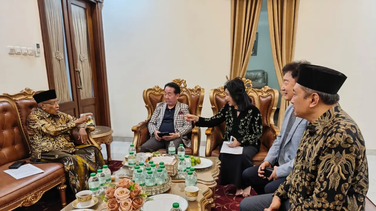 Ketua Umum Lembaga Persahabatan Ormas Islam (LPOI) Prof KH Said Aqil Siroj (kiri) saat menerima investor dari Korea Selatan di kediamannya di Pesanten Al Tsaqofah, Jagakarsa, Jakarta, Jumat (24/10/2025) (Istimewa)