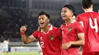 Selebrasi pemain Timnas Indonesia U-23, Marselino Ferdinan (kanan) dan Pratama Arhan Alif setelah mencetak gol ke gawang Chinese Taipei U-23 dalam pertandingan Grup K Kualifikasi Piala Asia U-23 2024 di Stadion Manahan, Solo, Sabtu (9/9/2023). (Bola.com/Arief Bagus)