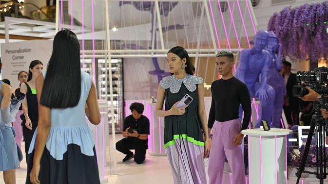 Fashion show di acara peluncuran Oppo Find N2 Flip. Oppo Indonesia