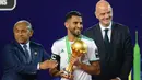 Riyad Mahrez. Pemain sayap Manchester City ini telah menjabat kapten Timnas Aljazair sejak 2019. El Khadra dibawanya menjadi juara Piala Afrika 2019. Total telah mengoleksi 68 caps dengan mencetak 25 gol sejak debutnya pada 31 Mei 2014. (AFP/Mohamed El-Shahed)