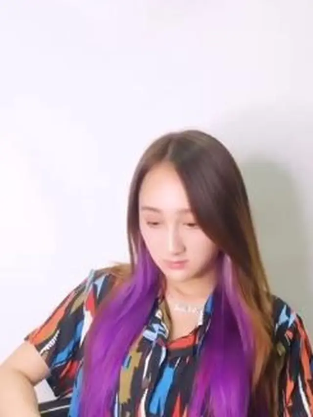 6 Potret Terbaru Sandrina IMB dengan Rambut Ungu, Bikin Pangling