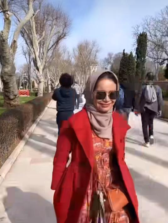 Wanita asal Sumedang ini memang sengaja berhijab saat mengunjungi Istanan Topkapi, Istanbul, Turki. Tempat di mana artefak peninggalan Nabi Ibrahim A.S hingga Nabi Muhammad SAW tersimpan. (Liputan6.com/IG/@itsrossa910)