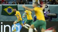 Selebrasi sejumlah pemain timnas Australia usai Mathew Leckie (kiri)&nbsp;menjebol gawang Denmark dalam pertandingan Grup D Piala Dunia 2022 melawan timnas Denmark yang berlangsung di Al Janoub Stadium, Qatar, Rabu (30/11/2022). (AP Photo/Francisco Seco)