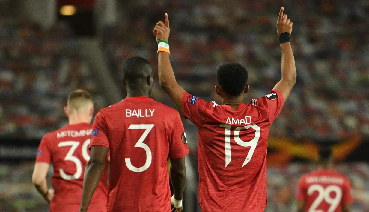 Amad Diallo. Sayap berusia 19 tahun yang didatangkan Manchester United pada Januari 2021 ini menggunakan nomor punggung 19 hingga akhir musim lalu. Musim ini ia memberikan nomor tersebut kepada Raphael Varane yang gagal mendapatkan nomor 4 yang masih dipakai Phil Jones. (Foto: AFP/Oli Scarff)