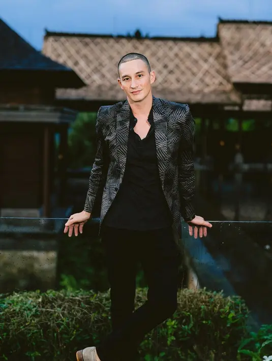 [Instagram/mike_lewis]