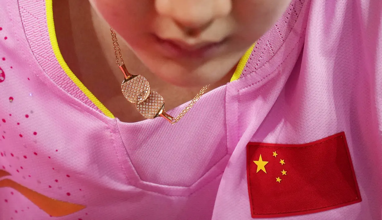 Petenis China Chen Meng mengenakan kalung bergambar raket pada pertandingan perebutan medali emas tunggal putri tenis meja Olimpiade Musim Panas 2020 di Tokyo, Jepang, Kamis (29/7/2021). (AP Photo/Kin Cheung)