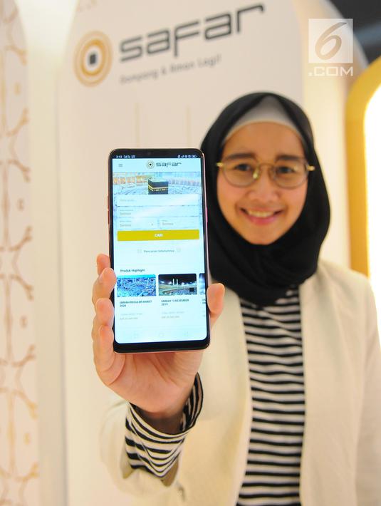 Seorang wanita menunjukkan aplikasi Safar dari telepon genggam saat soft launching di Jakarta, Kamis (2/5/2019). Aplikasi Safar dilengkapi dengan tiga fase pendampingan bagi jemaah, mulai dari persiapan, keberangkatan sampai kedatangan jemaah ke Tanah Air. (Liputan6.com/Angga Yuniar)