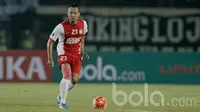 Aksi Hamka Hamzah bek PSM Makassar dalam lanjutan turnamen Piala Presiden 2017 di Stadion Si Jalak Harupat, Soreang Jawa Barat, Senin (6/2/2017). (Bola.com/Peksi Cahyo)