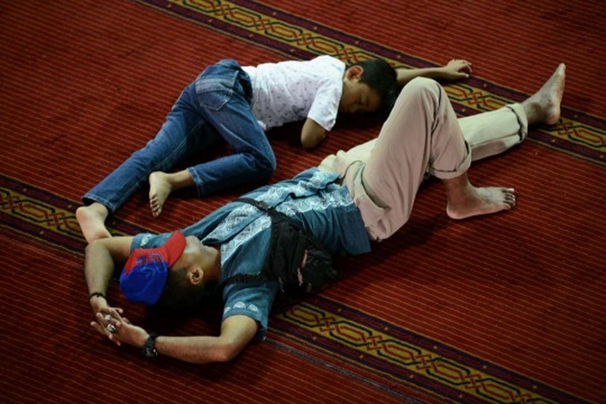 Ratusan jemaah tertidur usai Jumatan di Masjid Istiqlal
