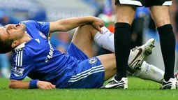 Gelandang Chelsea, Joe Cole mengerang kesakitan yang membuatnya cedera panjang dalam laga premiership di Stamford Bridge pada 5 Oktober 2008. AFP PHOTO/Carl de Souza